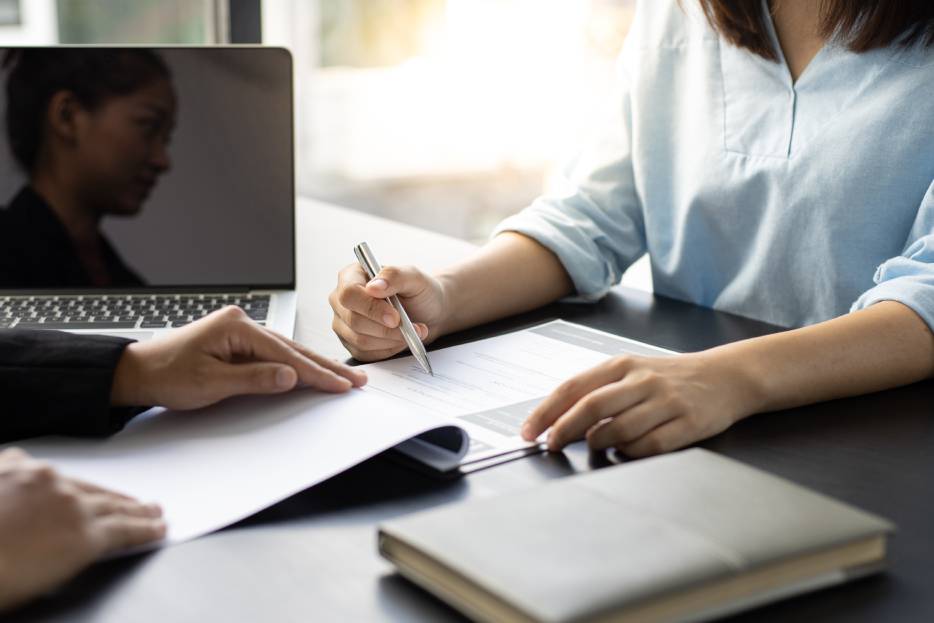 profesionales del sat revisando lista negra de contribuyentes 