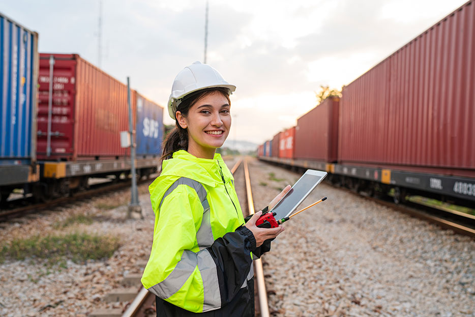 agente aduanal usa un sistema E-freight para la evolución del despacho electrónico