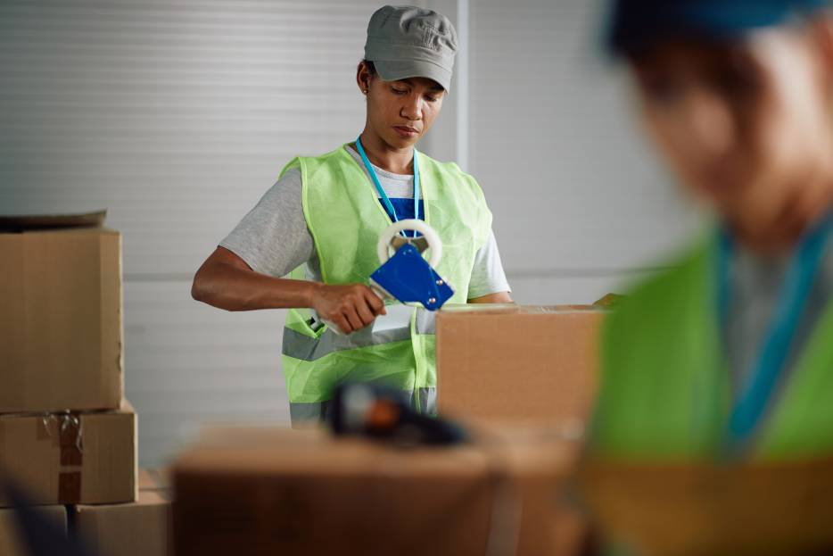 personal trabajando en el despacho aduanal para importación y exportación 