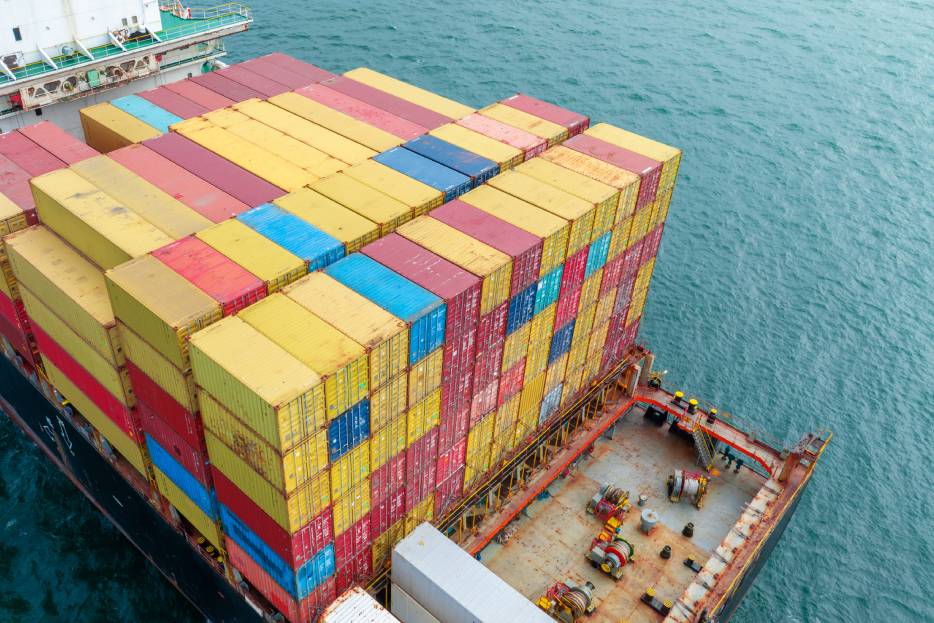 contenedores en puerto aduanal