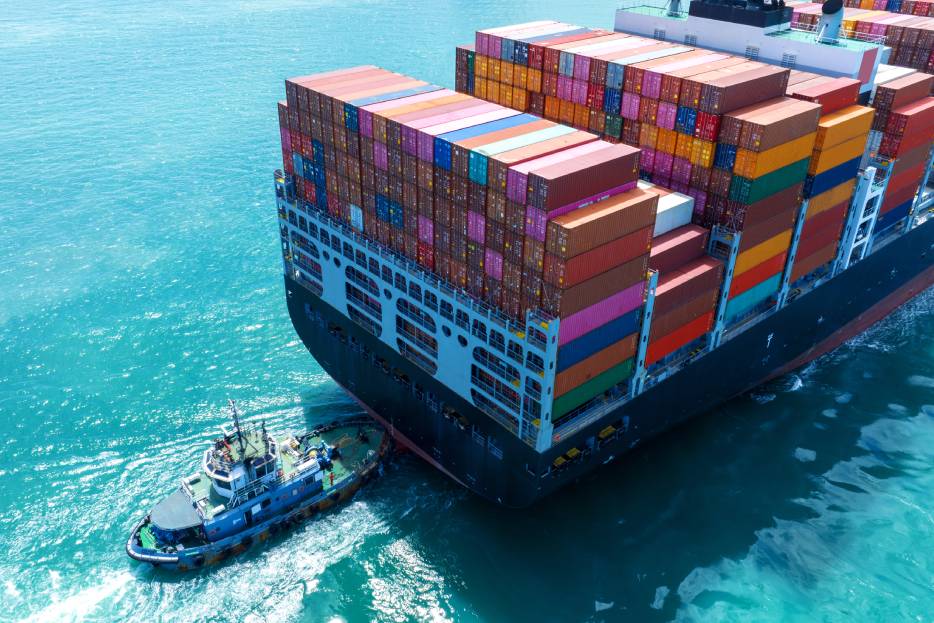 navío con contenedores para importación